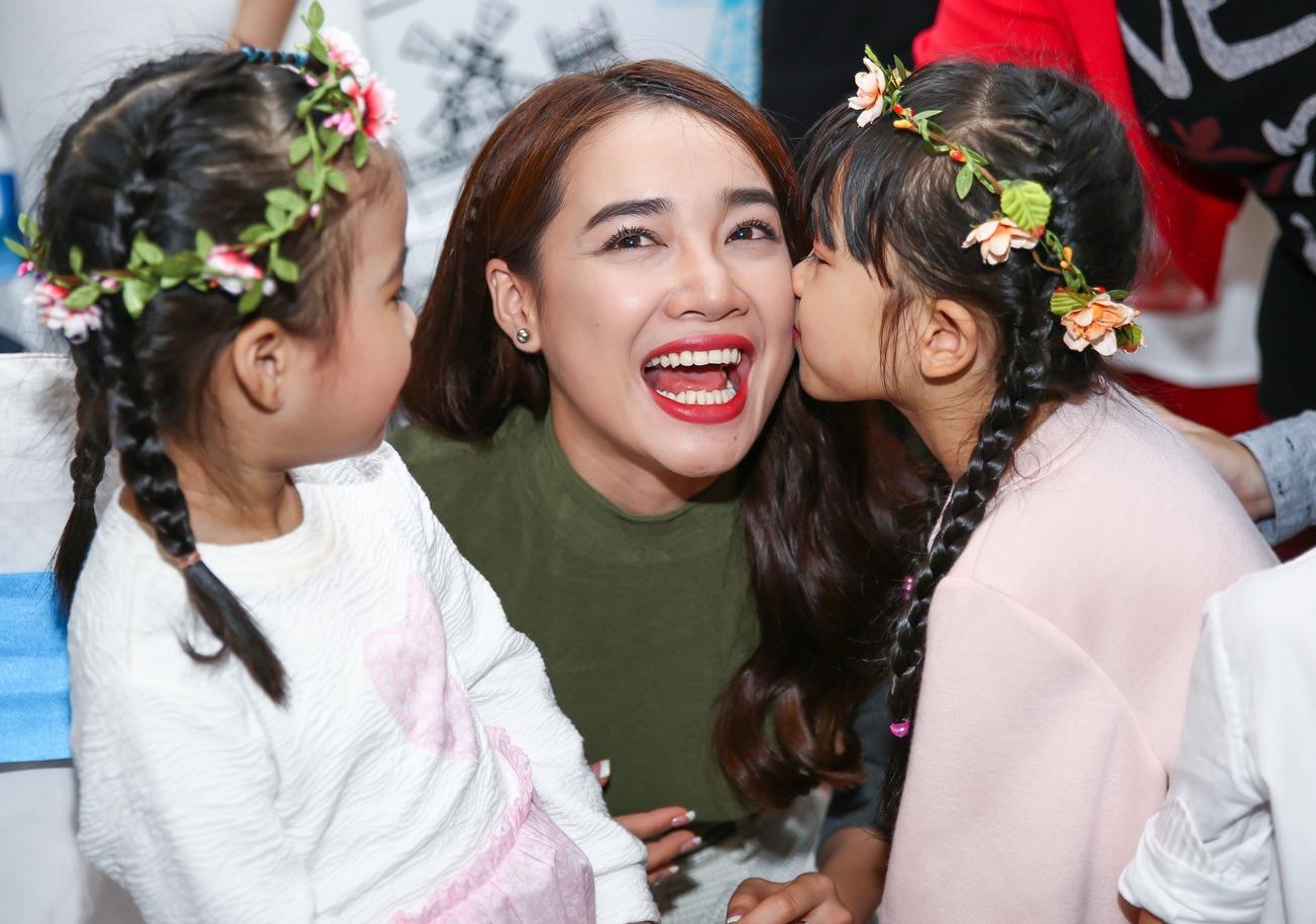 Nha Phuong duoc fan nhi bao vay o Ha Noi hinh anh