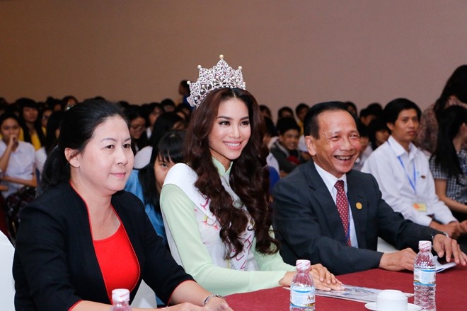 Phạm Hương rạng rỡ bên các thầy cô đồng nghiệp trong chuyến về thăm trường Cao đẳng VH-NT và DL TP HCM. Ảnh: Uniccorp.