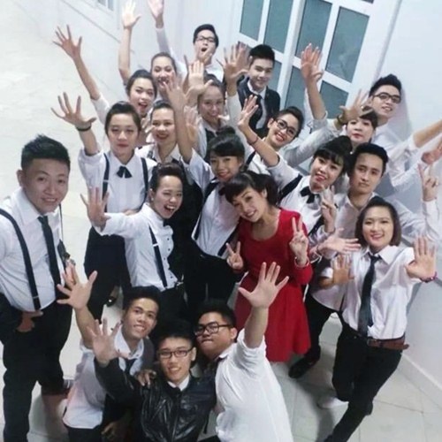 Ngọc Khuê vui vẻ bên các học trò. Ảnh: FBNV.