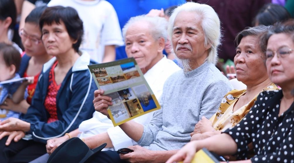 Cu gia, tre nho ngoi tren he pho nghe nhac giao huong hinh anh