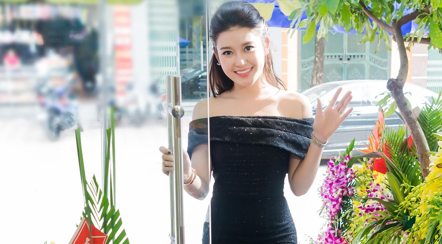 A hau Huyen My khoe vai tran goi cam hinh anh