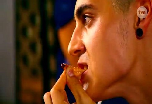 Các thí sinh Next Top Model của Ba Lan đã phải trải qua thử thách khó nhằn với các đặc sản Việt Nam như đuông dừa sống, bò cạp, lòng lợn mắm tôm, sầu riêng, tiết canh, nhộng rang, v.v.  Thí sinh Next Top Ba Lan sợ hãi nếm thử nhộng, tiết canh - ảnh 2 Các thí sinh đã phải lấy hết can đảm để thử qua những món mà không phải ai cũng dám ăn này.