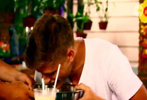 Có thí sinh đã phải ói ngay sau khi nếm thử những món ăn này. Thí sinh Next Top Ba Lan sợ hãi nếm thử nhộng, tiết canh - ảnh 4 Hoặc ôm mặt đầy sợ hãi trước những chú đuông dừa còn sống ngoe nguẩy.