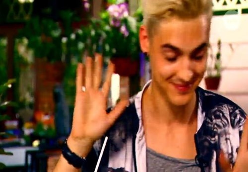 Nhiều thí sinh đã giơ tay xin đầu hàng trước thử thách ăn đuông dừa, tiết canh...