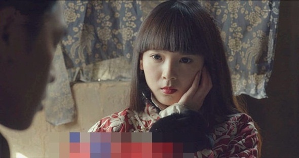 Nhạc Ỷ La trông đơn độc, ma mị nhưng vẫn toát lên sức hút mê đắm lòng người. Lạnh lùng là thế nhưng cuối cùng cô cũng biết yêu.