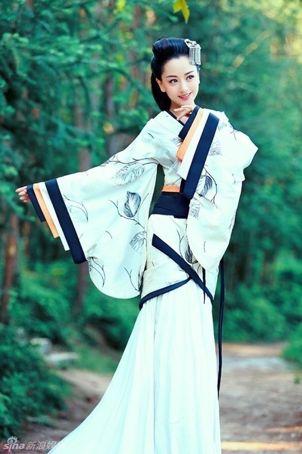 2. Hoắc Thành Quân trong Vân Trung Ca  Nếu như nữ chính Vân Ca (Angelababy) bị khán giả “ném đá” thì vai thứ chính – nhân vật phản diện Hoắc Thành Quân (Dương Dung) lại được khen ngợi hết lời. Hoắc Thành Quân vừa xinh đẹp, thông minh, sắc sảo lại có xuất thân quyền quý. Thế nhưng, cô vẫn không thể có được trái tim người mình yêu.