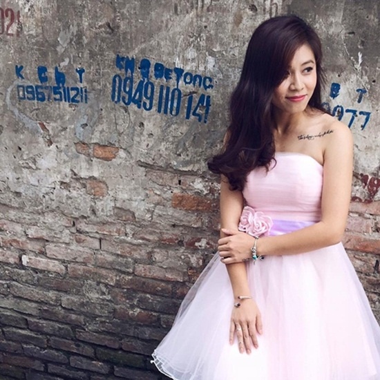 Hoàng Linh, gương mặt MC thân thiết của chương trình Chúng tôi là chiến sĩ gây ấn tượng với hình xăm mảnh trên vai với thông điệp ý nghĩa “There is always rainbow after the storm” (tạm dịch: Luôn có cầu vồng sau cơn bão giông) như một lời động viên bản thân mạnh mẽ hơn.