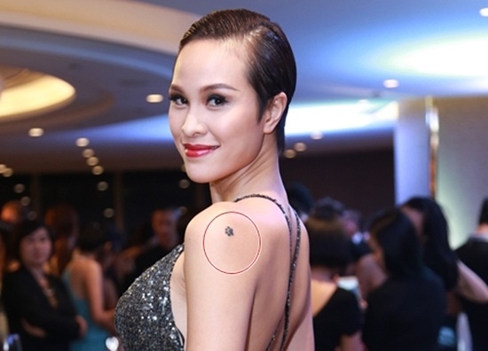 Ngoài ra, cô cũng sở hữu một hình xăm nhỏ trên bả vai. Nữ MC vô cùng tự hào về hình xăm của mình khi thường xuyên diện những chiếc váy “hở bạo” nhằm khoe khéo vóc dáng siêu mẫu và những hình tượng ý nghĩa được ghi dấu trên cơ thể.