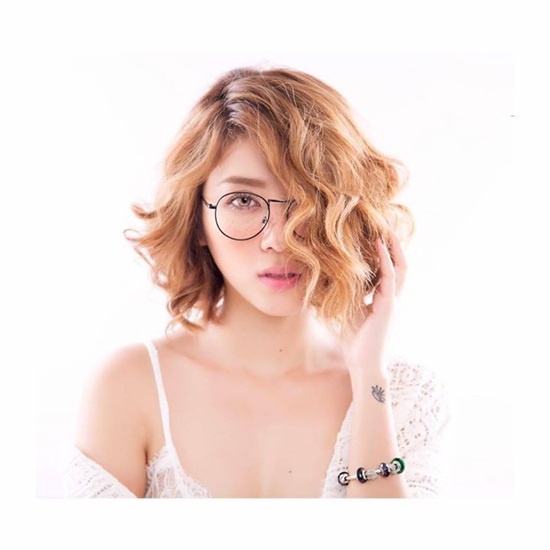 Đối với những ai yêu mến MC Yumi Dương, gương mặt quen thuộc trong chương trình Chuyện đêm muộn, hẳn sẽ vô cùng ấn tượng với cá tính phóng khoáng, tự tin của cô ở ngoài đời. Cũng giống như những người đồng nghiệp của mình, cô lựa chọn những hình xăm đẹp, nghệ thuật để tô điểm cho cơ thể thêm phần quyến rũ.