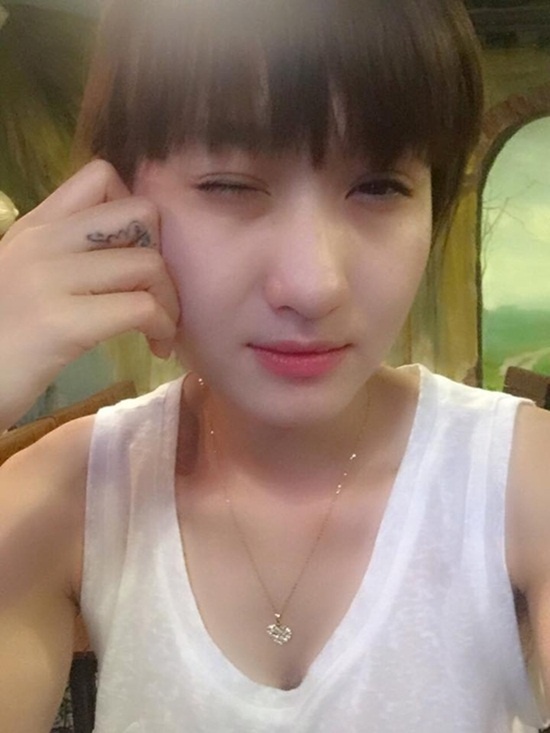 Với ngoại hình nữ tính và dịu dàng, cô lựa chọn những hình xăm nhỏ, trên cổ tay hay các ngón tay, vừa thể hiện thẩm mỹ tinh tế, lại có thể phần nào phản ánh tính cách của bản thân mình.