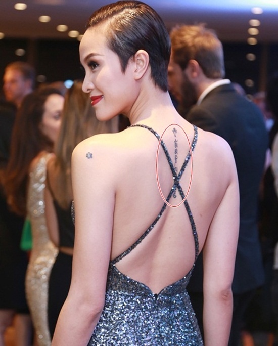 Nữ diễn viên, MC Phương Mai sở hữu hình xăm dọc sống lưng với ý nghĩa “Ngọc trong sen, Phật trong tâm”.