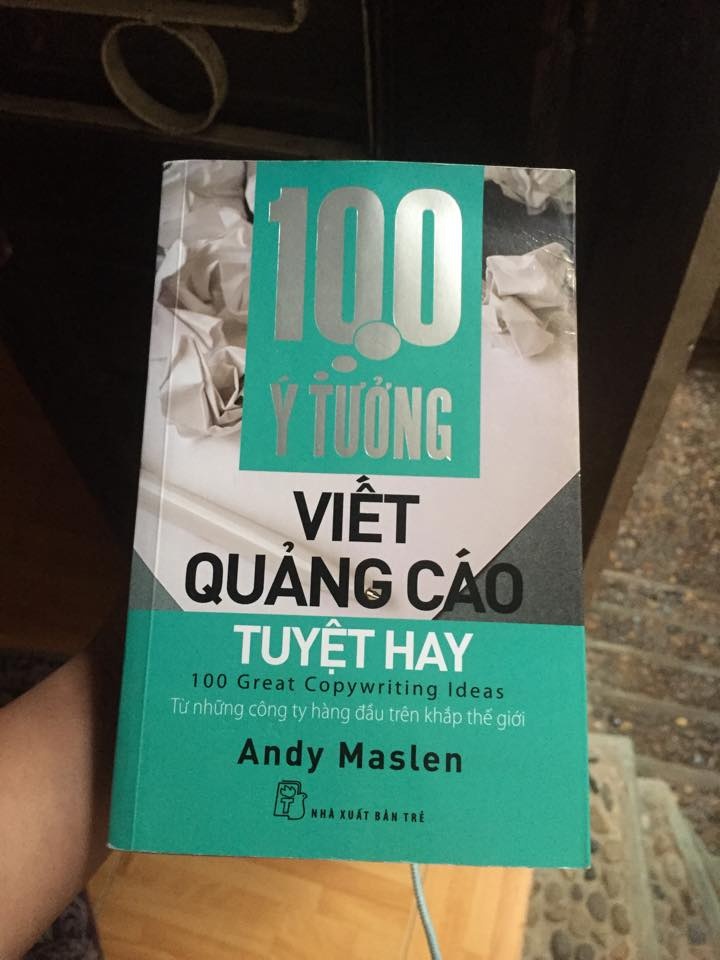 100 ý tưởng viết quảng cáo tuyệt hay của Andy Maslen hiện là cuốn sách gối đầu giường của Hoa hậu Việt Nam 2010. Ảnh: Ngọc Hân