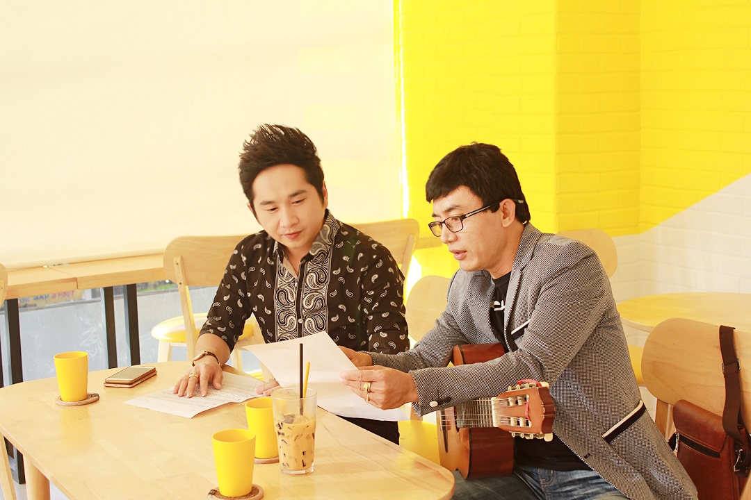 Bằng Cường và Cao Anh Phi dành nhiều thời gian để trao đổi về từng ca khúc trước khi thu âm. Ảnh: Huy Tường