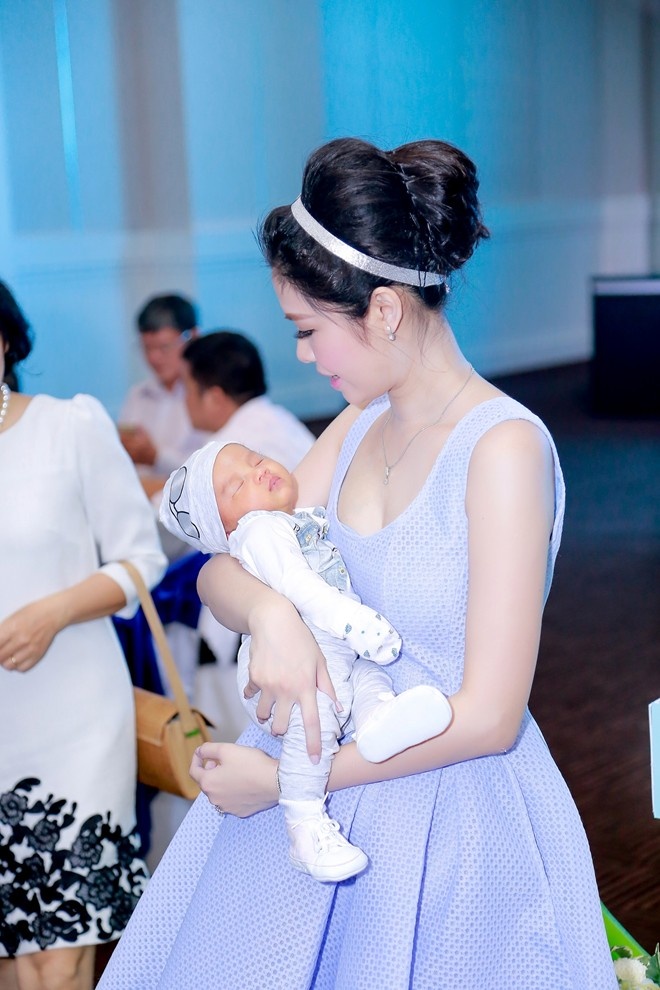 Thủy Anh và cậu nhóc Đăng Anh trong bữa tiệc mừng đầy tháng được tổ chức cách đây không lâu. Ảnh: Chí Quang