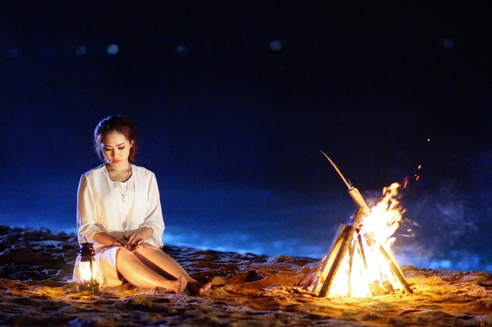 Lương Bích Hữu vẫn ám ảnh bởi vụ tai nạn khiến cô bị bỏng trong quá khứ nên tốn khá nhiều thời gian khi quay cảnh với đèn lồng hay bên đống lửa trên bãi biển.