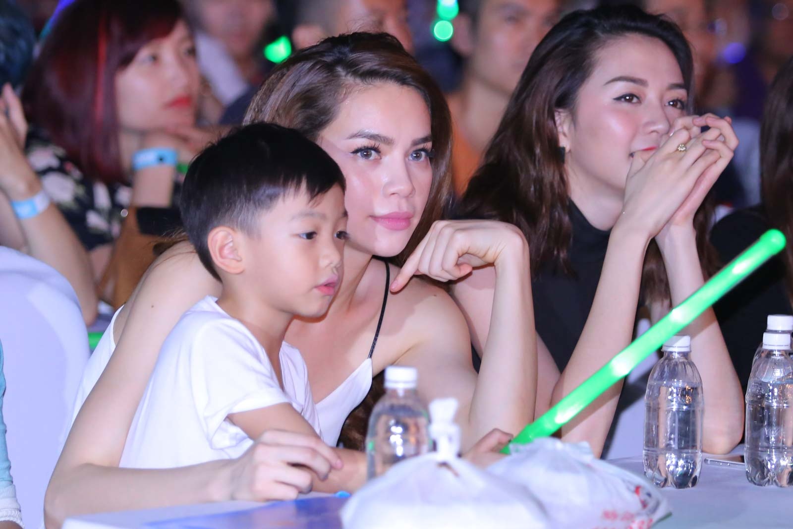 Hồ Ngọc Hà đưa con trai là bé Su Beo tới dự live show đầu tiên của Sơn Tùng M-TP.