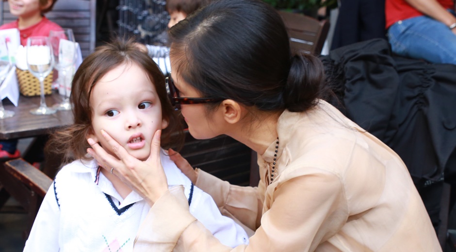 Hong Nhung dua cap song sinh di nghe hoa nhac duong pho hinh anh