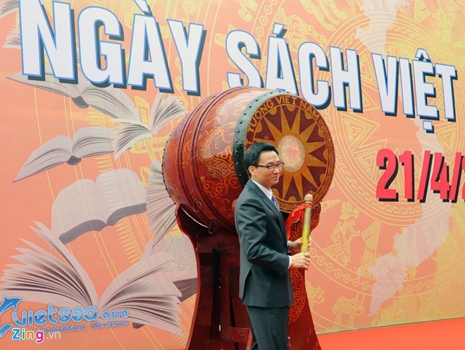 Phó Thủ tướng Vũ Đức Đam đánh trống khai mạc Ngày sách Việt Nam. Ảnh: Hoàng Anh
