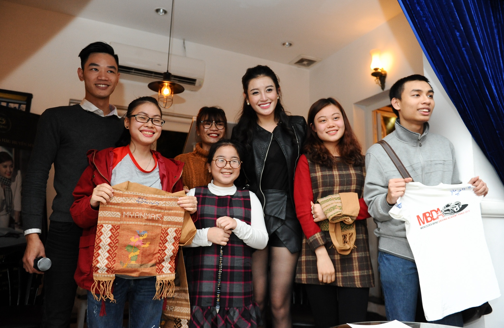 Fan hat mung sinh nhat a hau Huyen My hinh anh