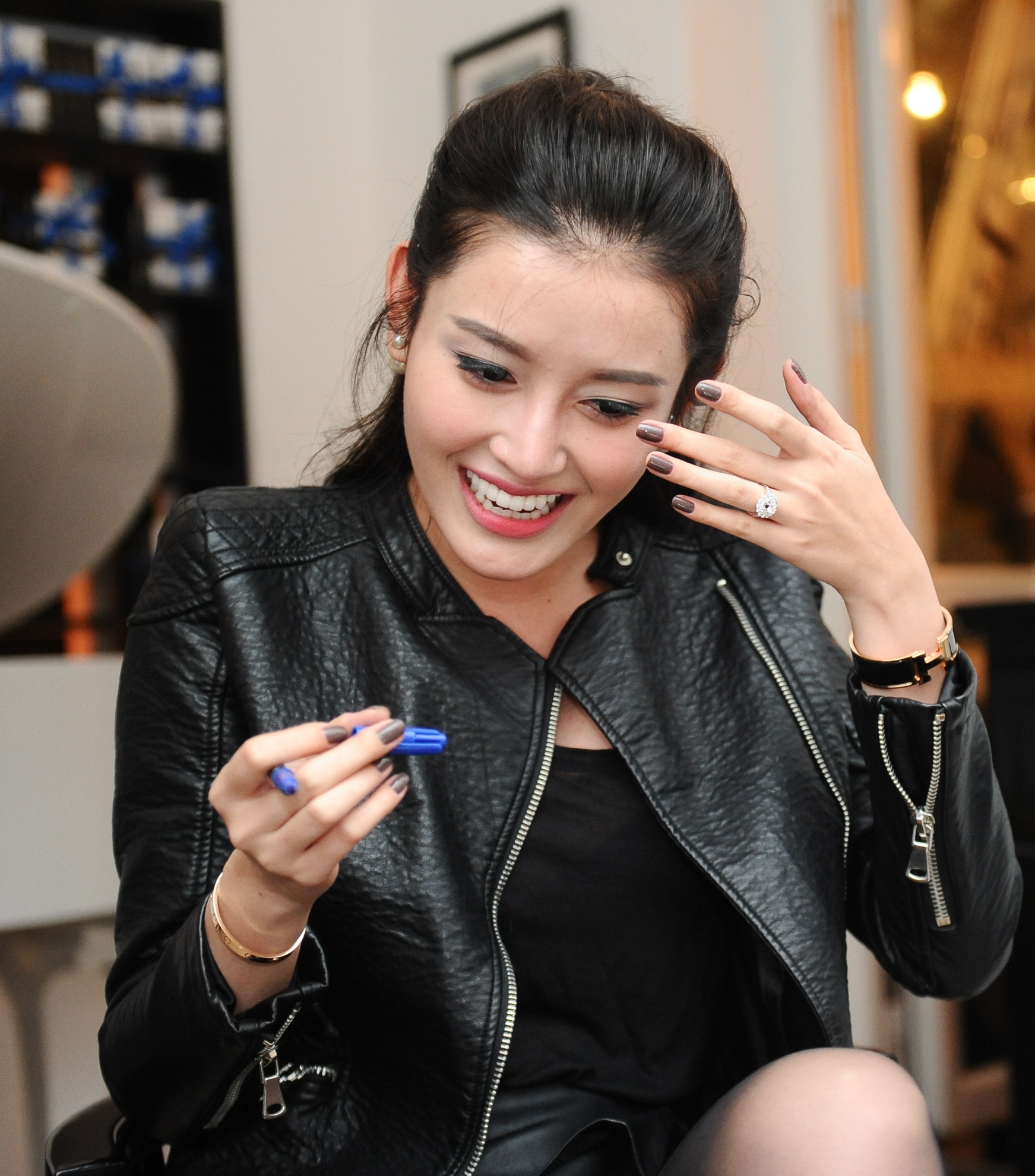 Việc lỡ miệng của anh chàng này khiến cô cười nhiều tới mức rơi nước mắt.