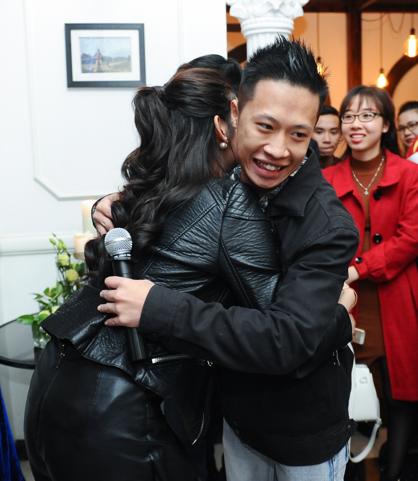 Á hậu không ngại ôm chặt bạn nam thay lời cám ơn vì đã dành thời gian tới tận phố Cầu Gỗ chọn mua hoa tặng mình dù cuộc sống không mấy dư dả.