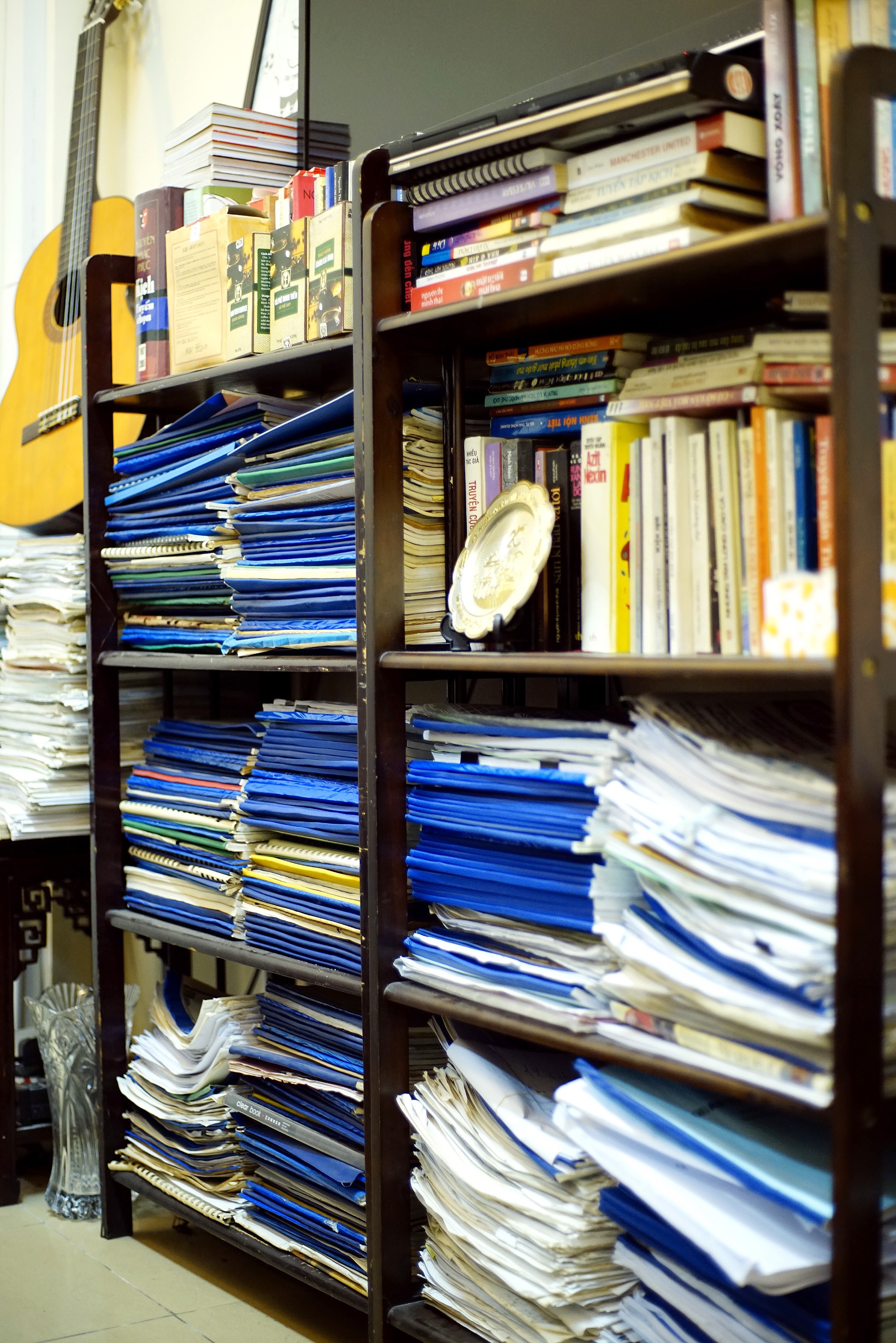 Ngoài những chồng kịch bản được xếp gọn trên giá, Chí Trung còn có tới mấy chồng kịch bản khác xếp cao tới ngang người.