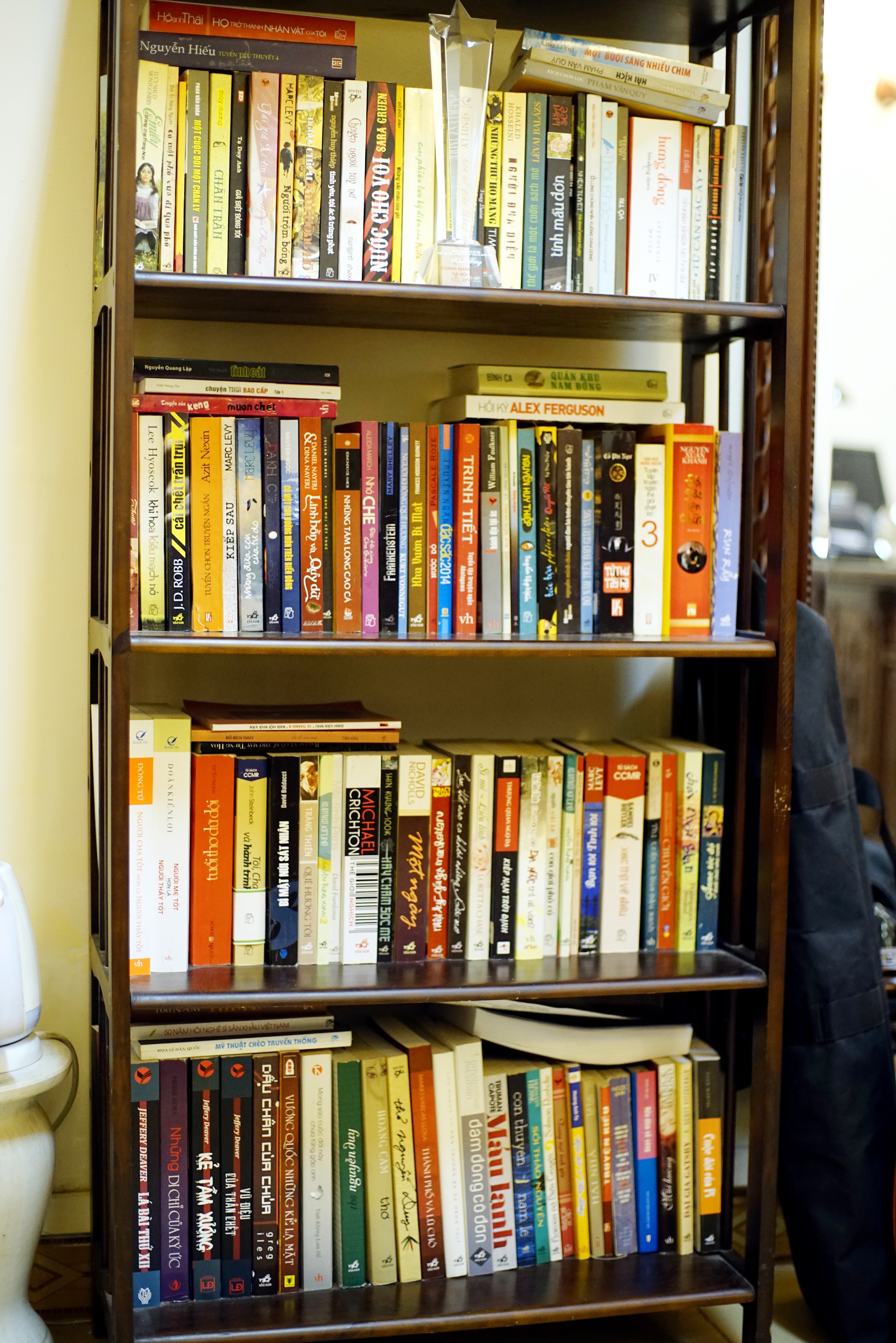 Giá sách bày trong phòng làm việc là nơi Chí Trung cất nhiều thể loại sách, truyện, thơ khác nhau.