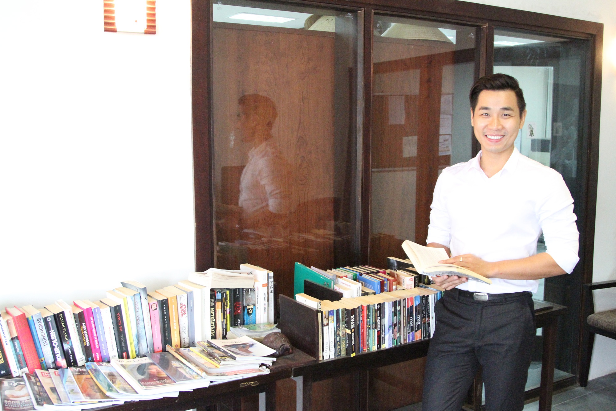 Nguyên Khang cho rằng thói quen đọc không chỉ giúp ích trong công việc mà còn khiến con người, cuộc sống của anh hoàn hảo hơn.