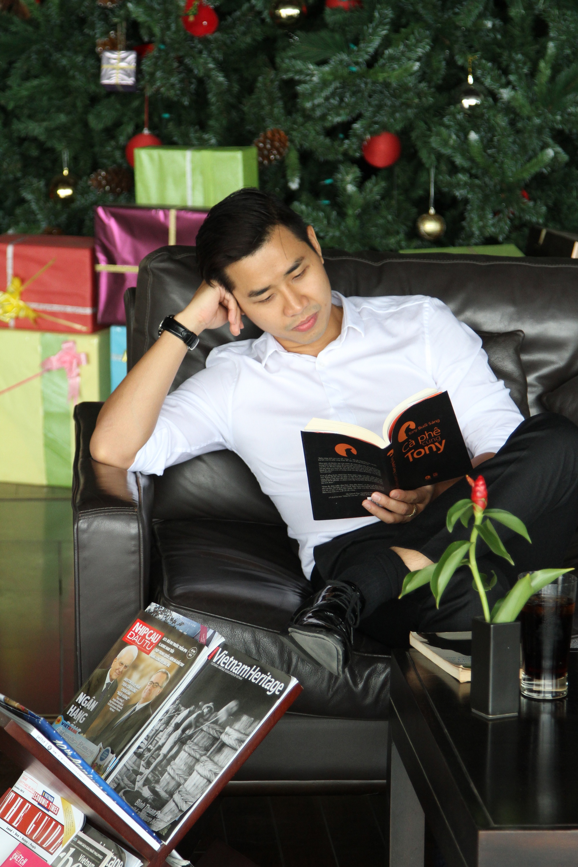 Bạn rộn với công việc nhưng Nguyên Khang vẫn duy trì thói quen đọc sách mỗi ngày.