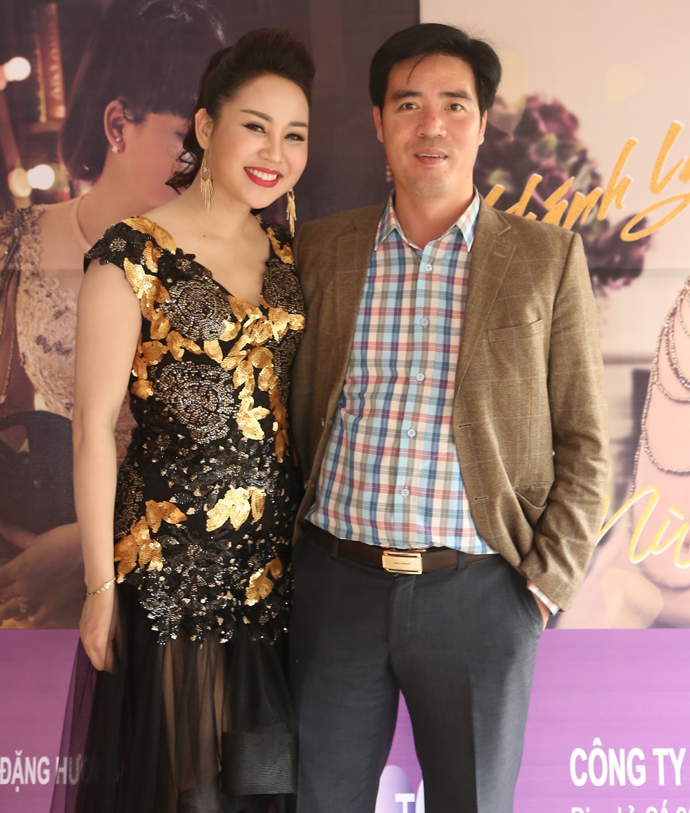 Khánh Ly và ông xã trong buổi giới thiệu album mới. Cô tâm sự có được ngày hôm nay là nhờ sự cổ vũ, động viên của ông xã và cả gia đình.