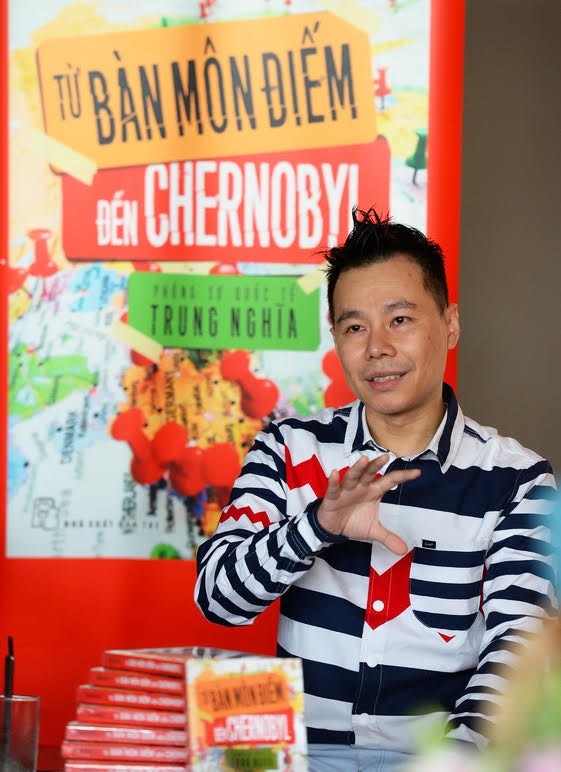 Tác giả Trung Nghĩa chia sẻ về Từ Bàn môn điếm đến Chernobyl trong buổi giới thiệu sách.
