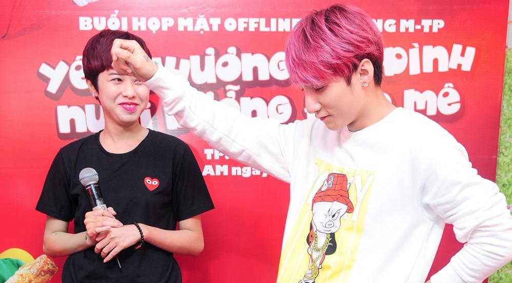 Son Tung M-TP day fan nhay trong buoi offline hinh anh