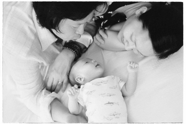 Đỗ Hải Yến và chồng đưa con sang Singapore tiêm chủng rồi tranh thủ tham gia LHP quốc tế ở quốc đảo sư tử.