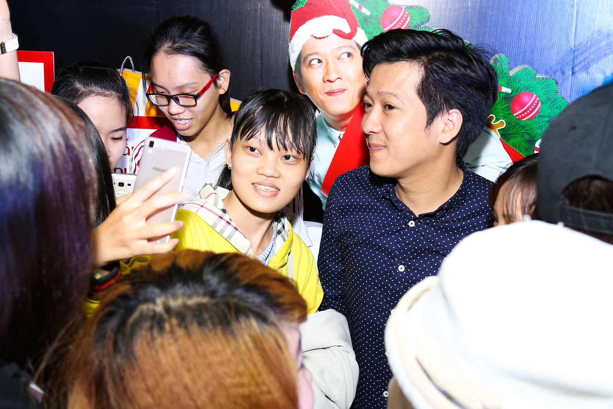 Anh cũng nán lại chụp hình và ký tặng các fan trước khi bắt đầu công việc mới trong ngày.