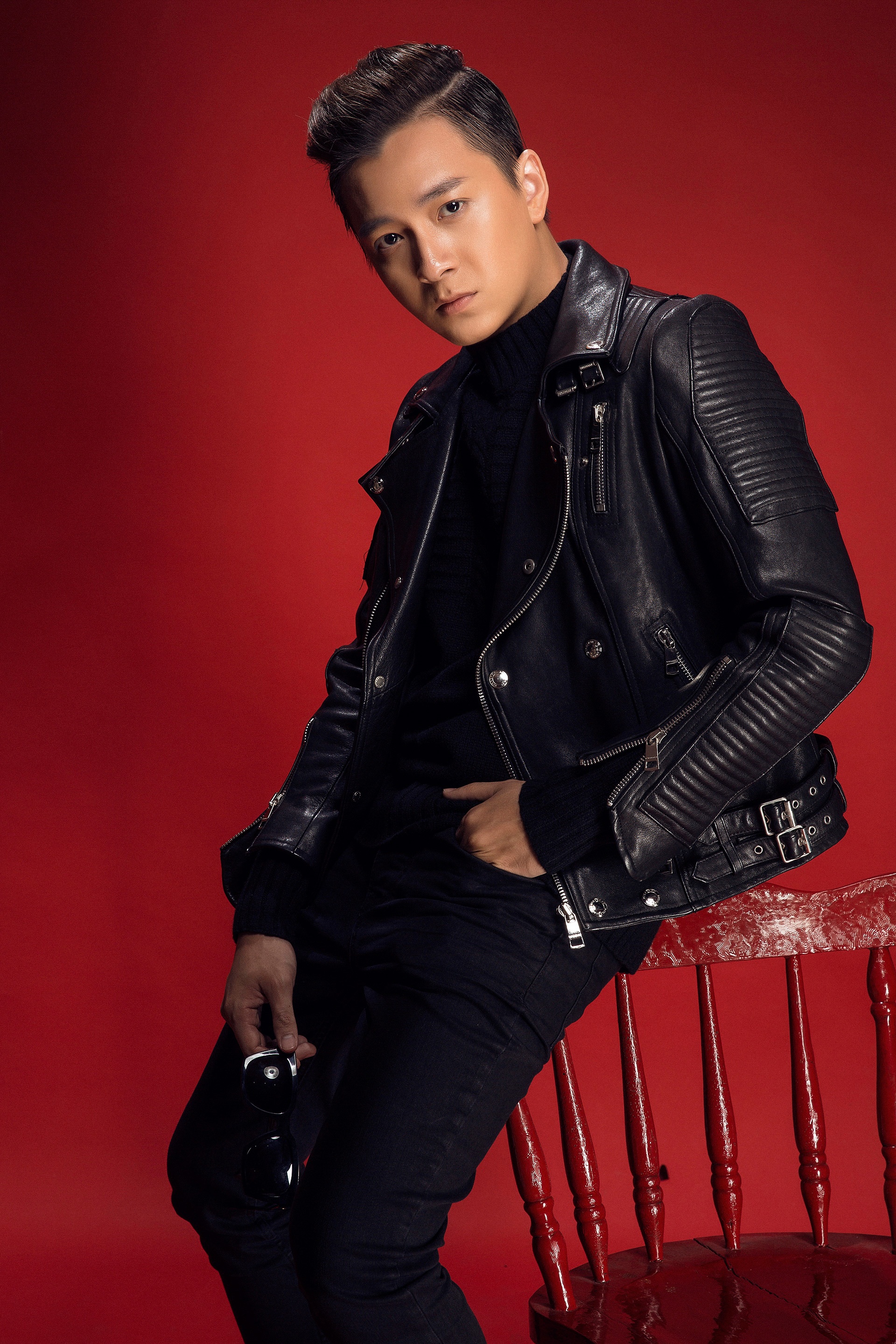 Hiện, Ngô Kiến Huy là một trong những nghệ sĩ trẻ có tần suất phủ sóng dày đặc trên truyền hình.