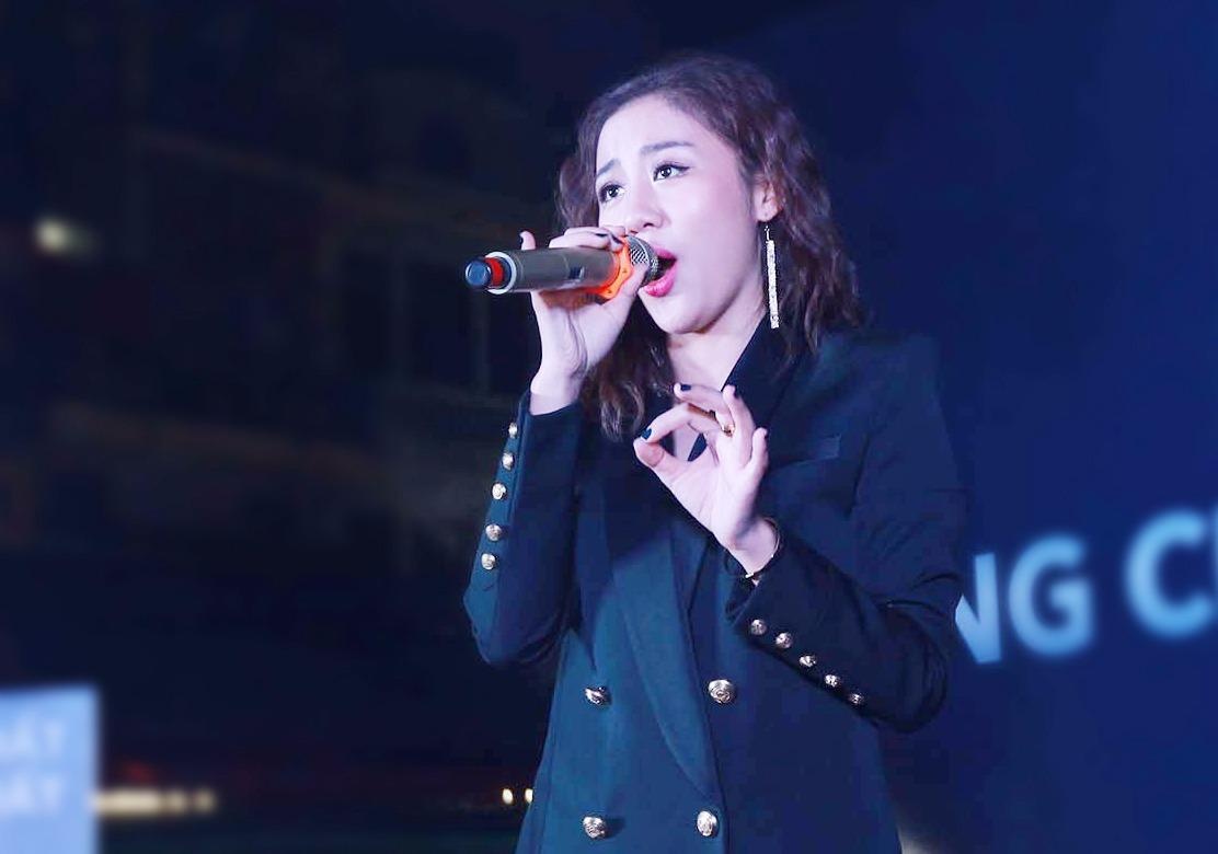 Van Mai Huong hao hung hat tren he pho Ha Noi hinh anh