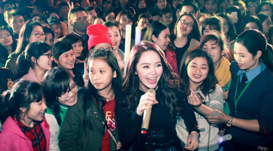 Minh Hang hat o cua Ga Ha Noi cung fan hinh anh