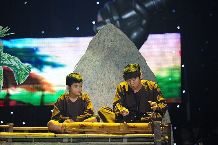 Ho Hoai Anh gay dan bau cho Quang Anh hat o The Voice Kids 2013 hinh anh