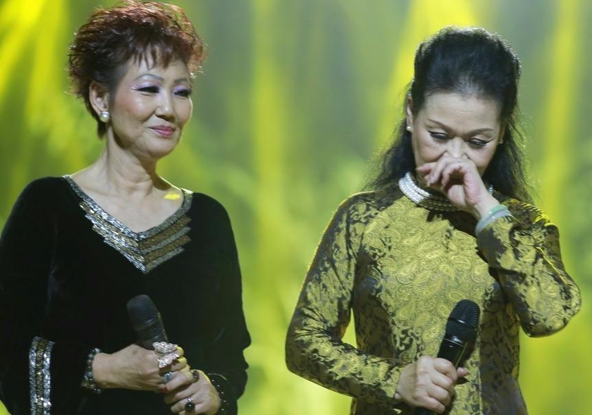 Khanh Ly khong giau duoc xuc dong khi hat ve que huong hinh anh