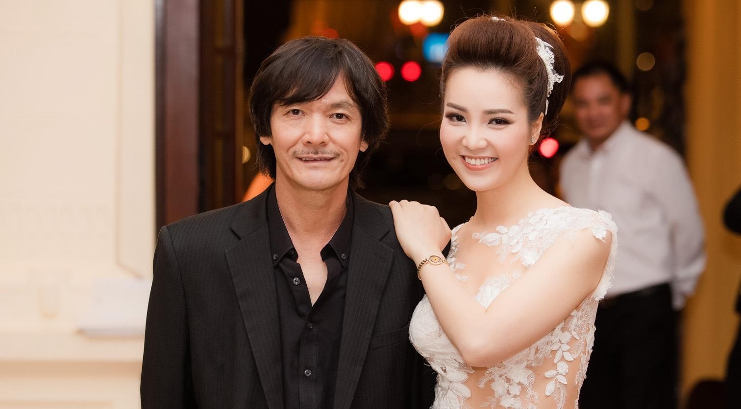 A hau Thuy Van duoc bo me thap tung di du tiec hinh anh