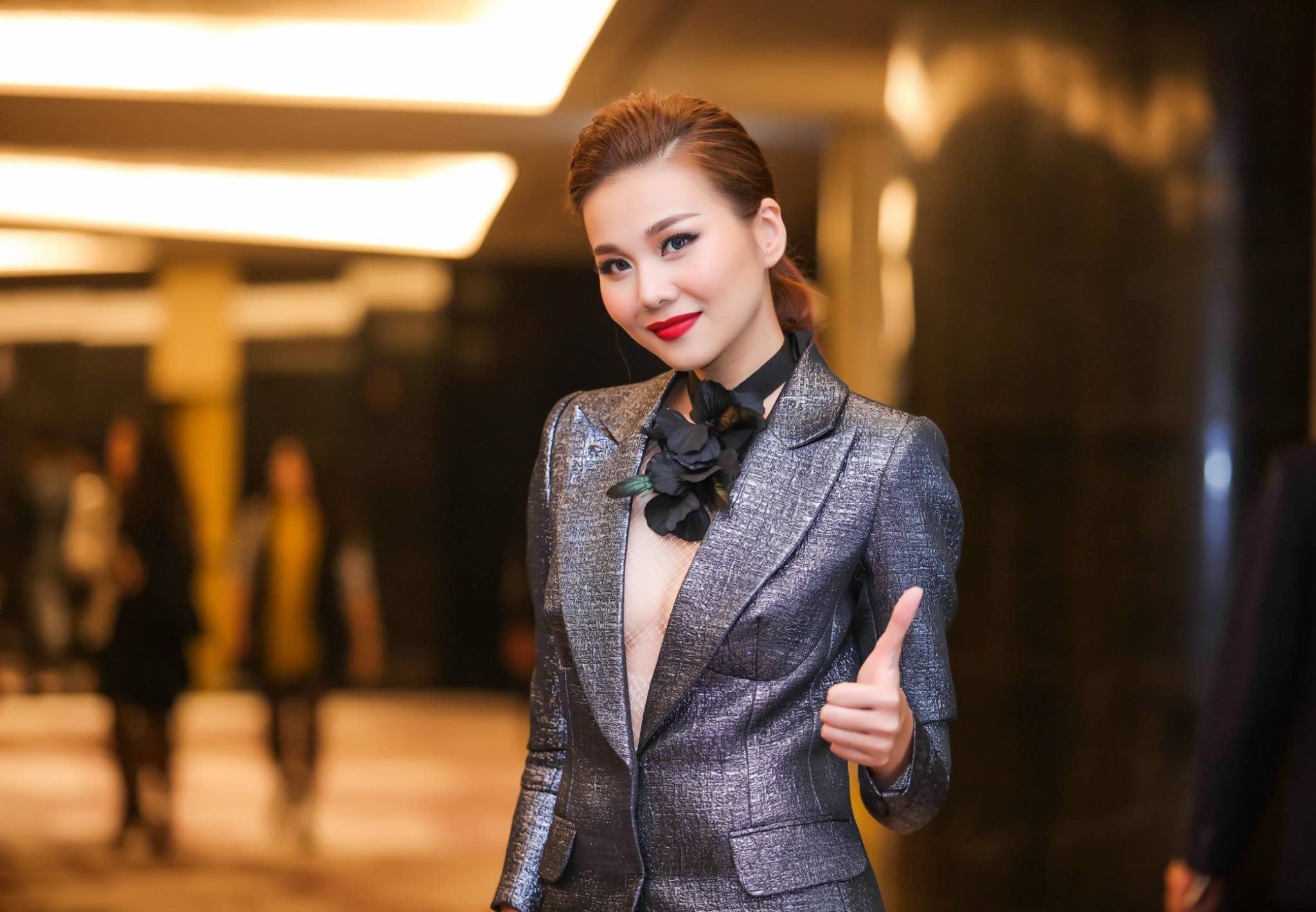 Thanh Hang dien ao vest goi cam du tiec o Ha Noi hinh anh