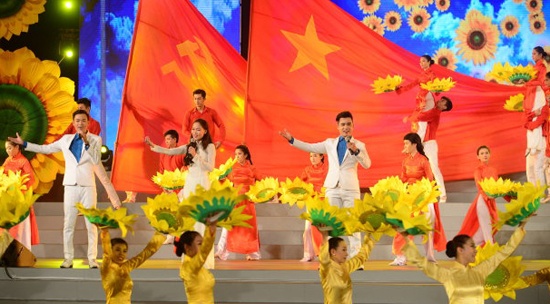 Hang nghin nghe si tham gia bieu dien mung Dai hoi Dang hinh anh