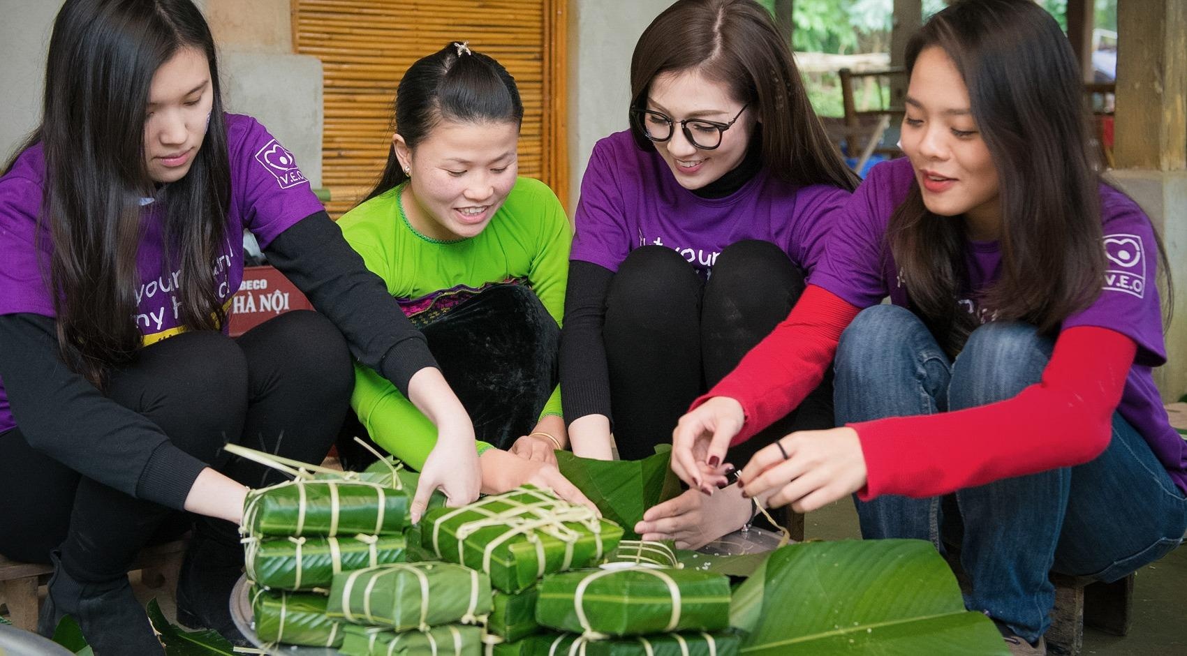 A hau Tu Anh len vung cao goi banh chung tang nguoi ngheo hinh anh