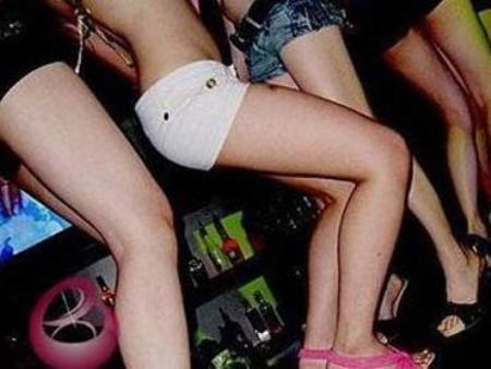 Nguy trang trong cac quan bar o Da Nang hinh anh