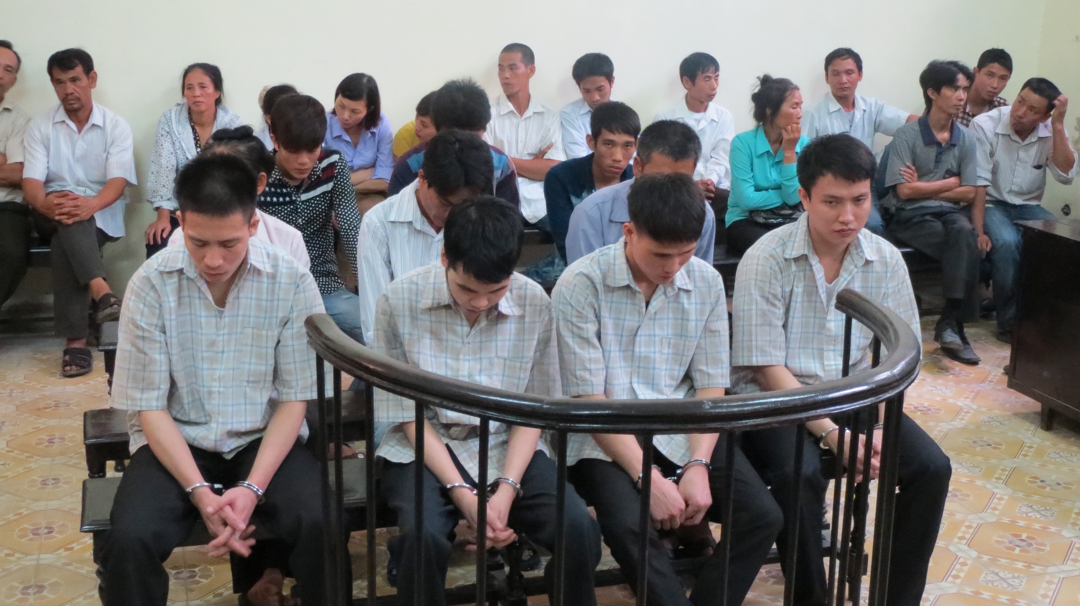 Dap pha uy ban xa doi giai cuu nguoi hinh anh