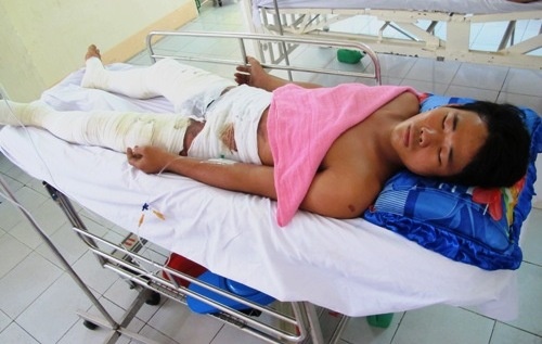 Nam cong nhan nga vao noi hoa chat dang soi hinh anh