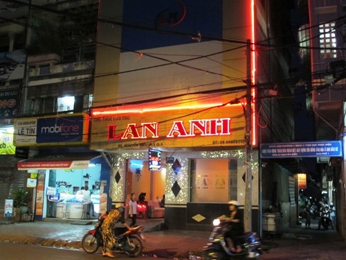 Song bac 'thieu gia' trong khach san bi dot kich hinh anh