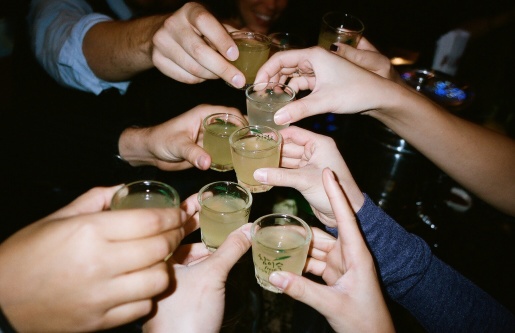 Bua nhau 380.000 dong khien 7 nguoi bi khoi to hinh anh