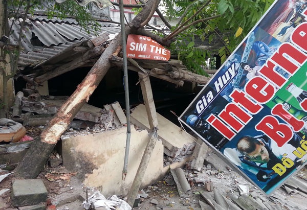 Xe tai mat phanh huc tung tiem internet hinh anh