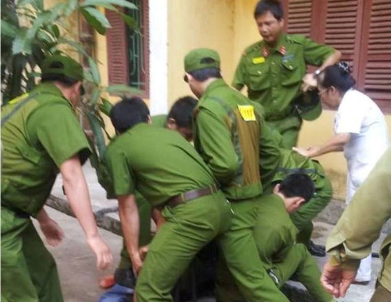 20 canh sat giai cuu thieu nu bi bat lam con tin hinh anh